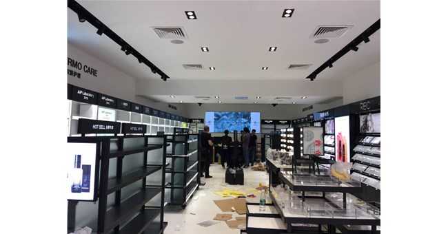 網購浪潮下，實體店鋪帶您突破傳統、玩轉拽、酷、炫。