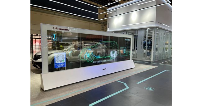 揚程電子以OLED透明屏玩轉車展